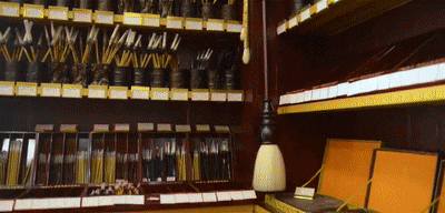 △文港毛笔，大如扫帚小如针，笔头色彩斑斓，笔杆形态各异，有一千多个品种。