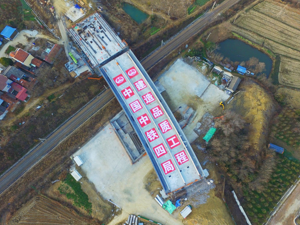 湖北京山g347国道跨长荆铁路万吨立交桥转体成功_新浪财经_新浪网