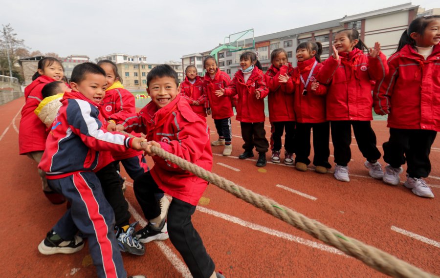 12月26日,在贵州省开阳县第一小学,学生在大课间活动中进行拔河比赛.