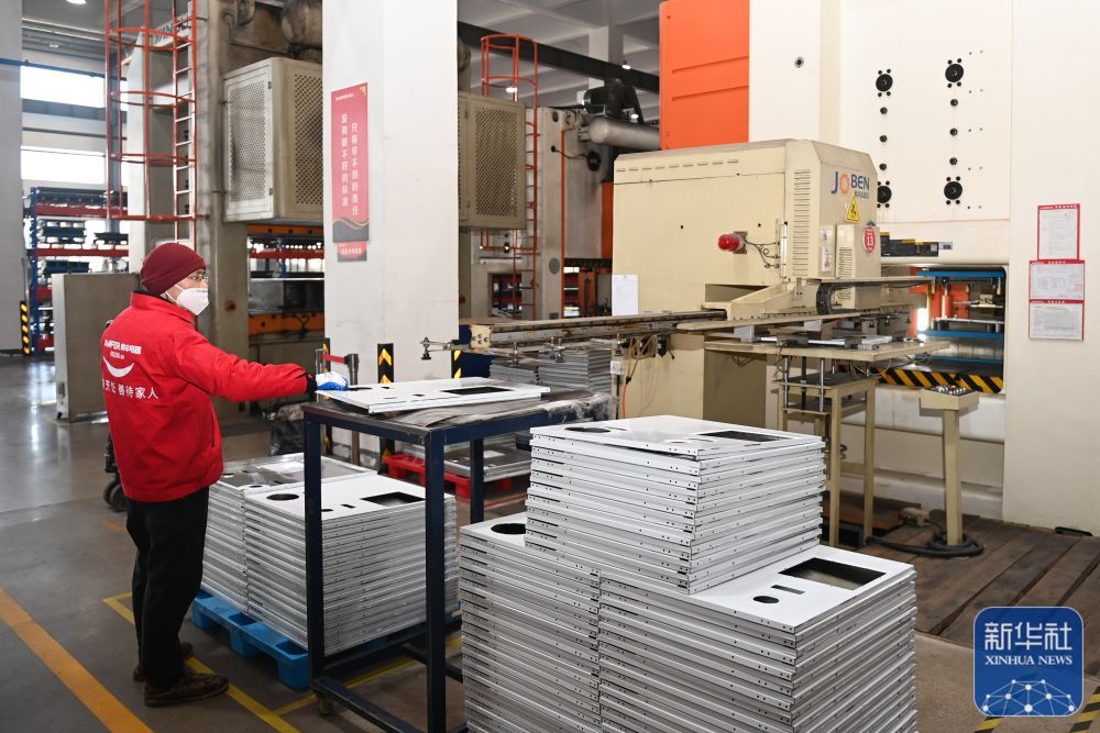 12月27日，工人在浙江帅丰电器股份有限公司的集成灶生产车间操作数字化设备。