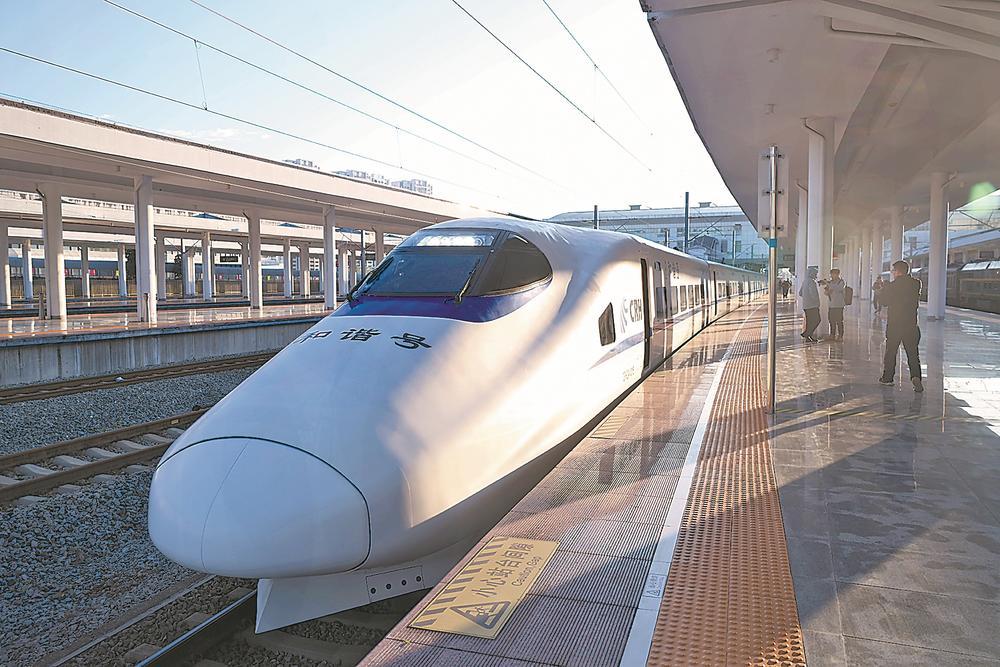 26日,d9958次动车组列车准备从龙岩站出发.林善传 摄
