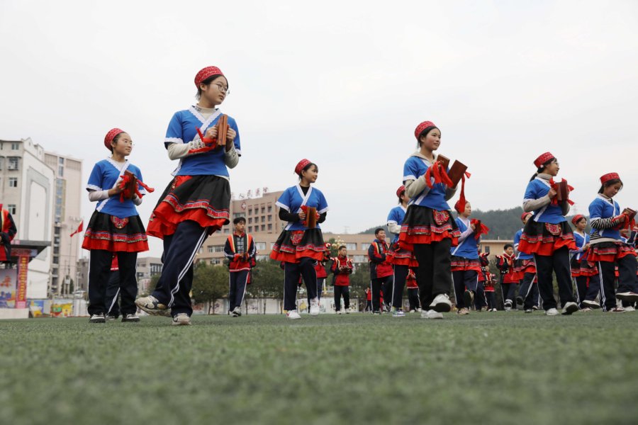 12月26日,贵州省黔东南苗族侗族自治州施秉县民族中学的学生在大课间