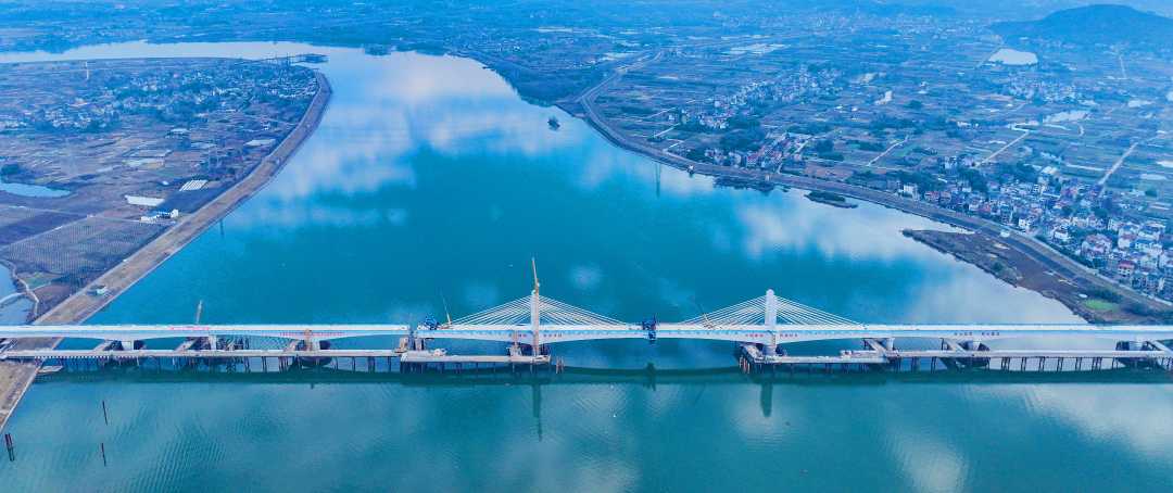 浙江兰溪:金建铁路兰江特大桥矮塔斜拉桥合龙