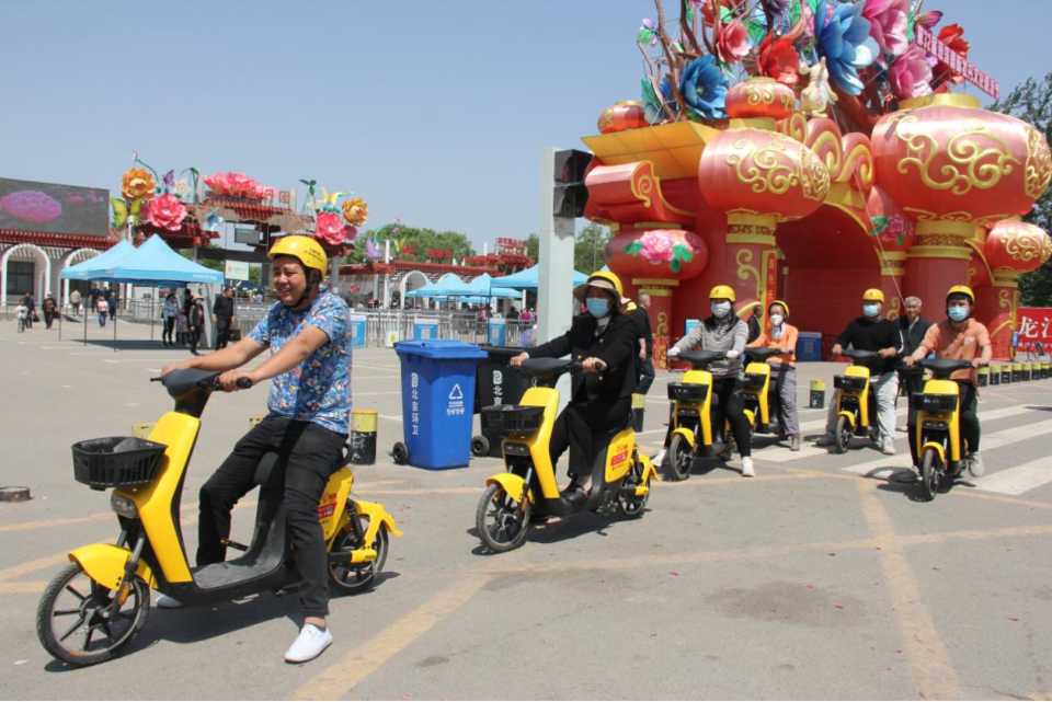 五一期间游客骑行松果电单车打卡菏泽牡丹园