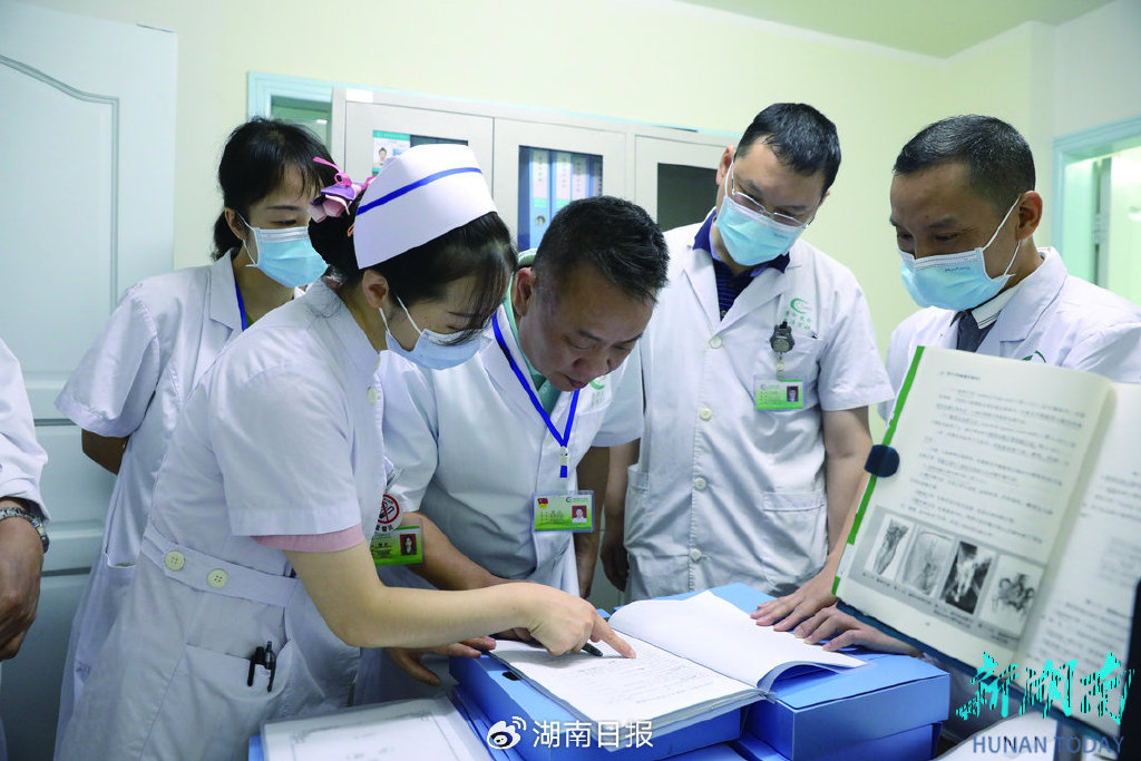 为保证医疗质量与安全，湘潭市中心医院主要负责人到临床科室开展医疗查房。 刘超 摄