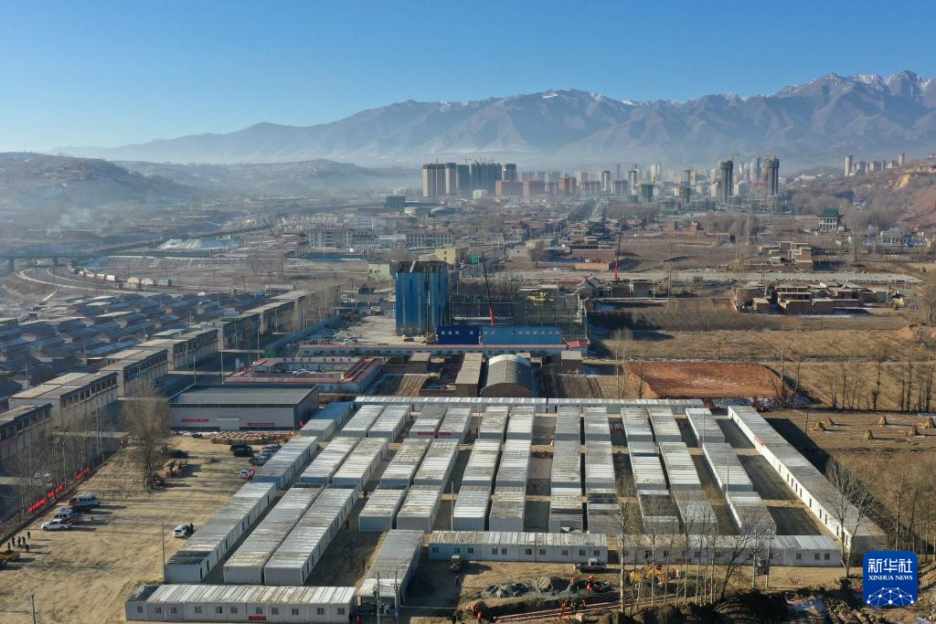 6969这是12月27日拍摄的积石山县吹麻滩镇集中安置点(无人机照片)