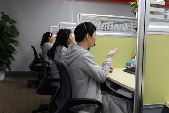 微众银行手语客服团队为听障人士提供咨询服务.