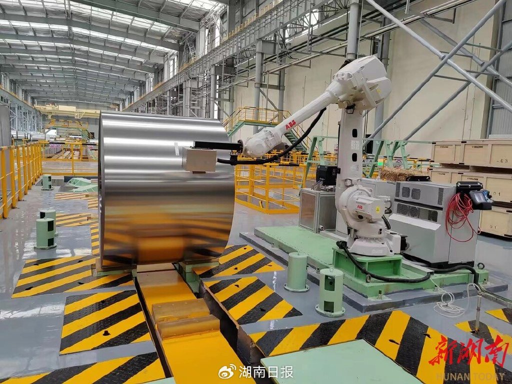 湖南涟钢电磁材料有限公司硅钢生产现场。 李中声 摄