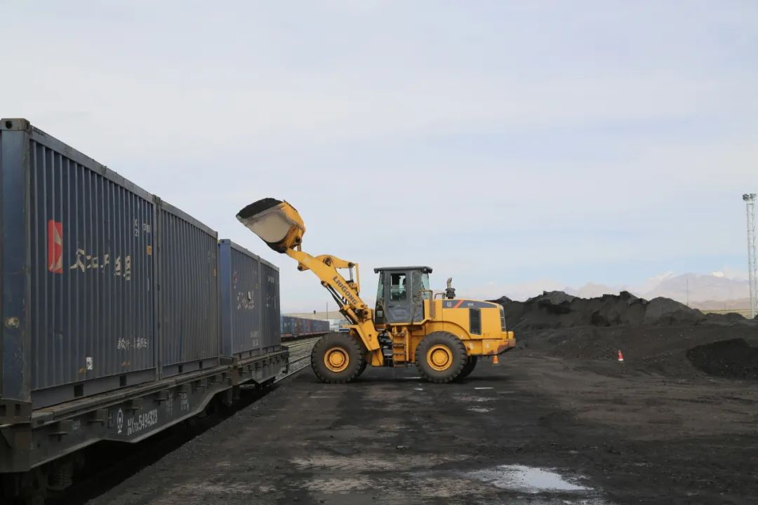 新疆铁路加大运力保障冬季煤炭运输