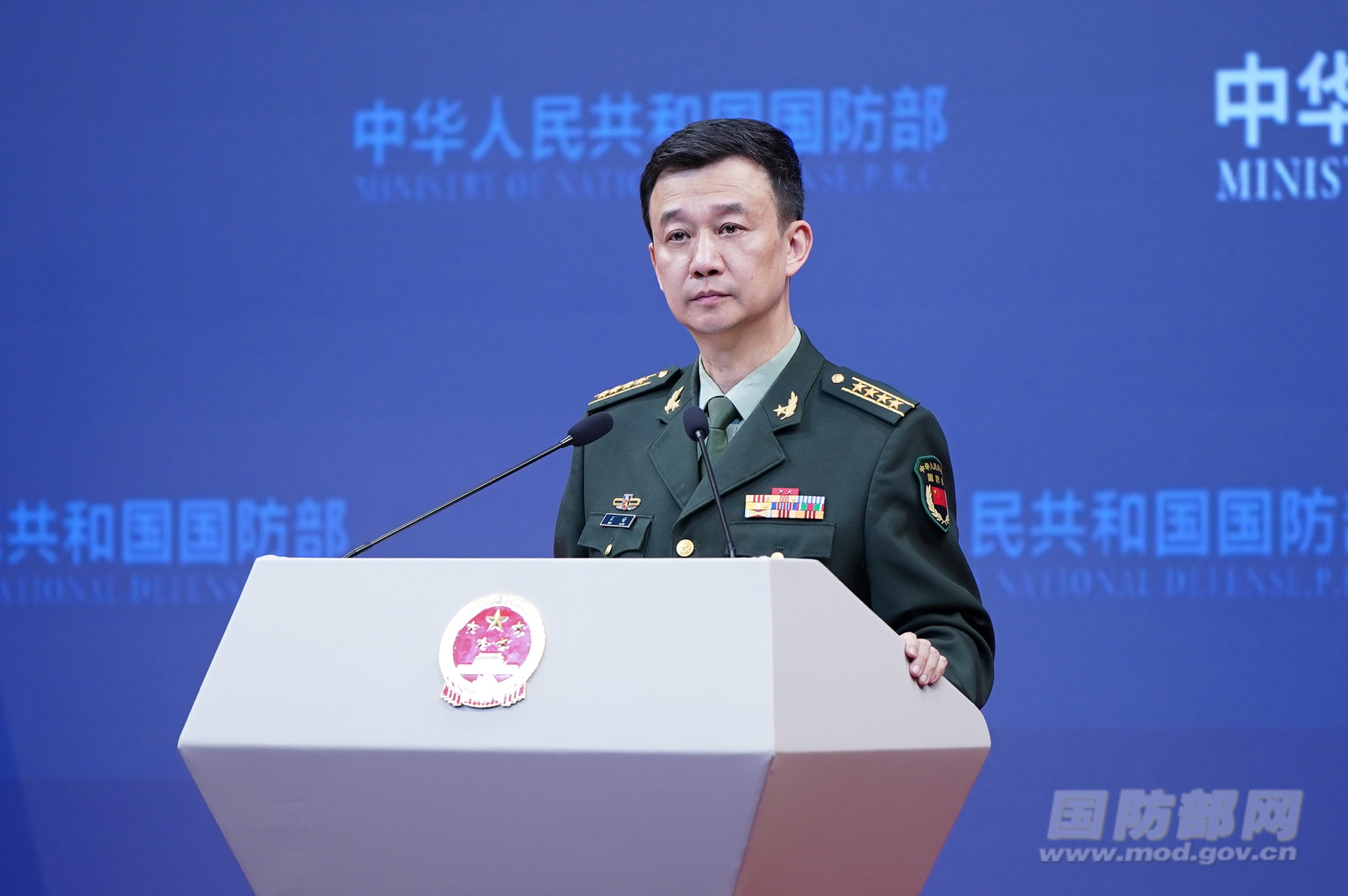 国防部举行例行记者会,国防部新闻局局长,国防部新闻发言人吴谦大校答