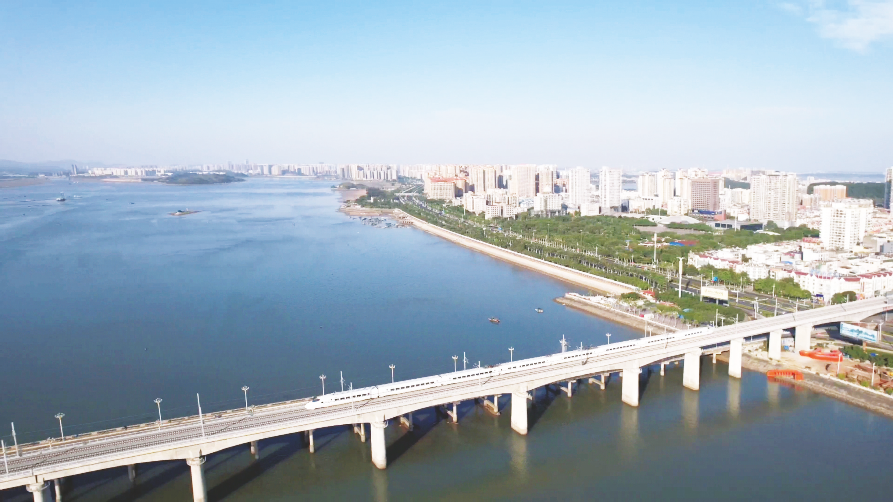 &nbsp;&nbsp;&nbsp;&nbsp;动车组行驶在防东铁路西湾跨海双线特大桥上