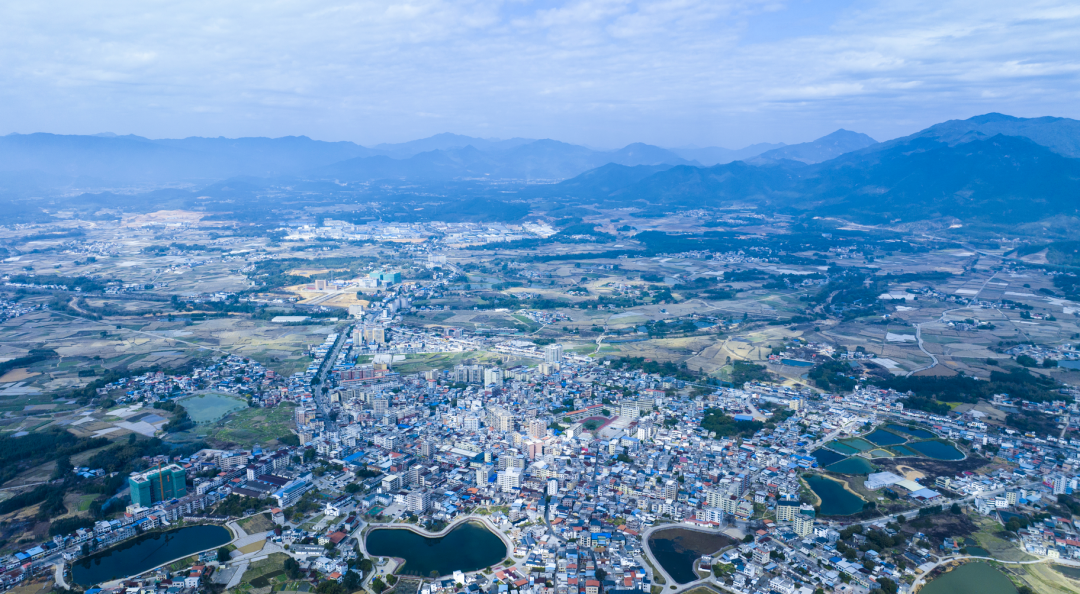 翁源县翁城镇全景鸟瞰图.杨建 摄