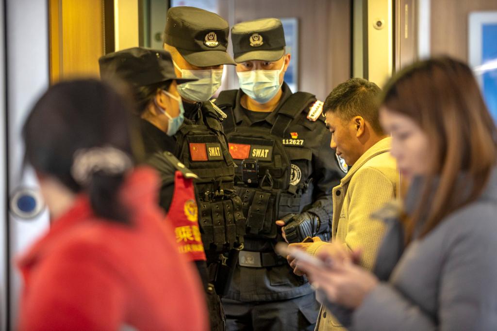 特警配合列车乘警开展旅客身份核验工作.胡勇 摄