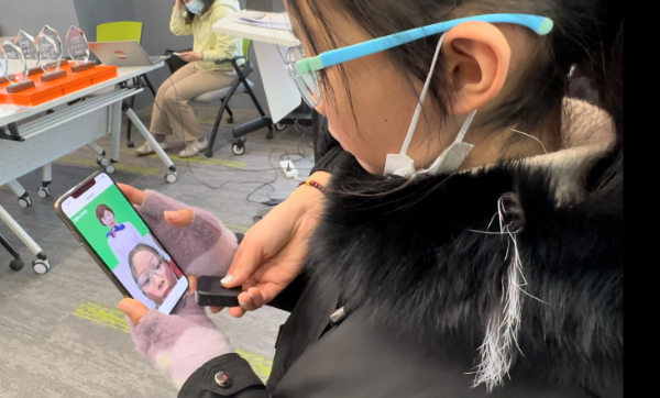 (图：小学员体验AI语音尘答理用)