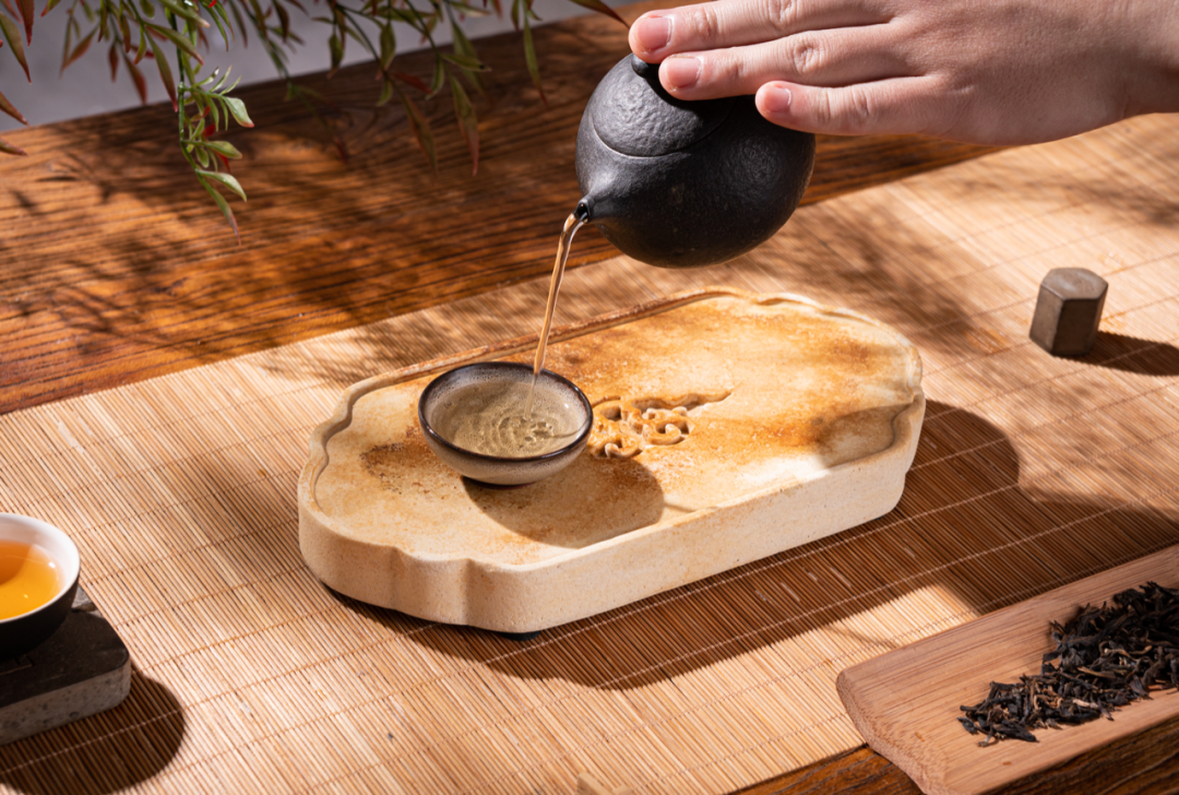 用茶水养了一段时间的茶台.