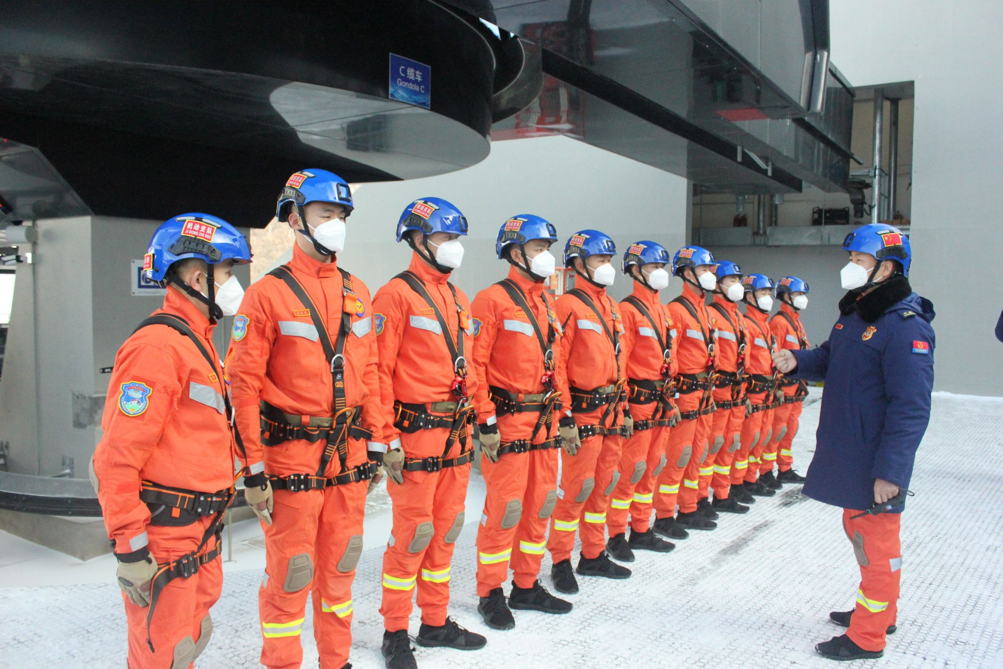 队员们在进行索道救援训练.受访者供图