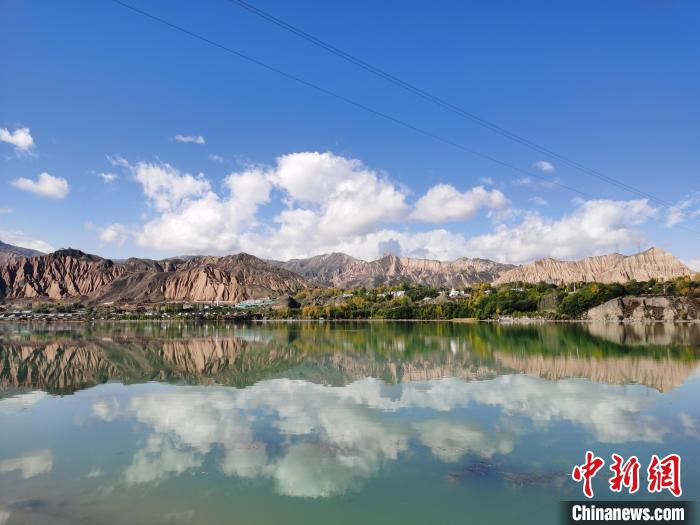 图为青海省尖扎县境内的黄河.(资料图)张添福摄