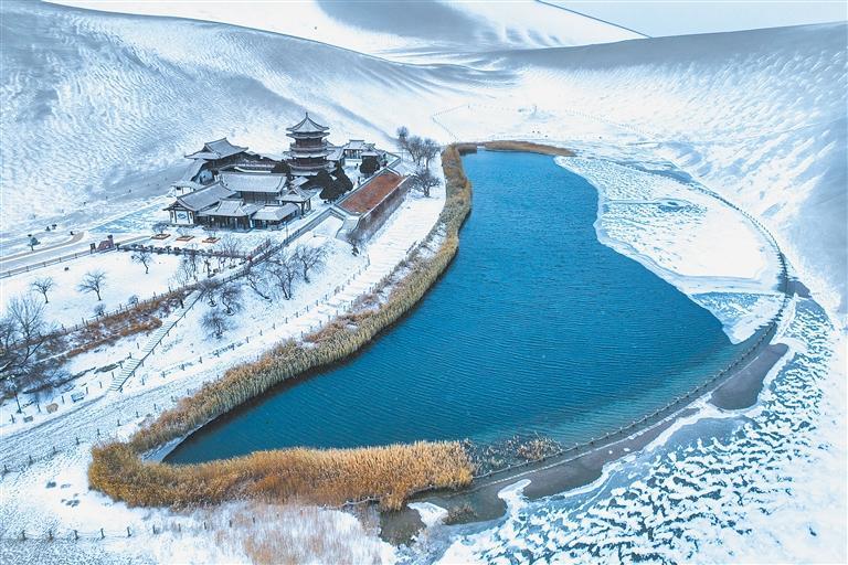 这是在甘肃省敦煌市鸣沙山月牙泉景区拍摄的雪景(12月14日无人机照片)