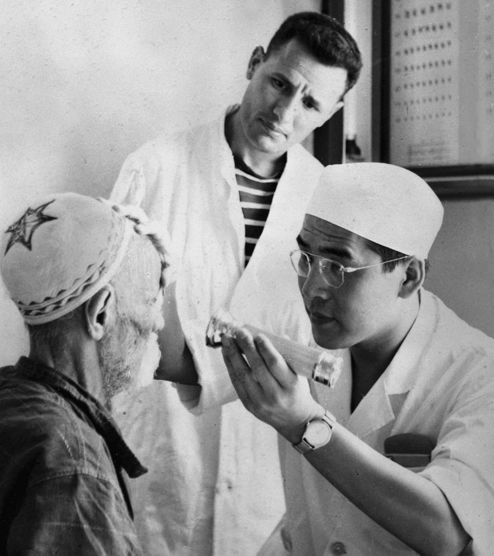 1964年10月,中国医疗队眼科医生刘钢正在阿尔及利亚赛伊达为一