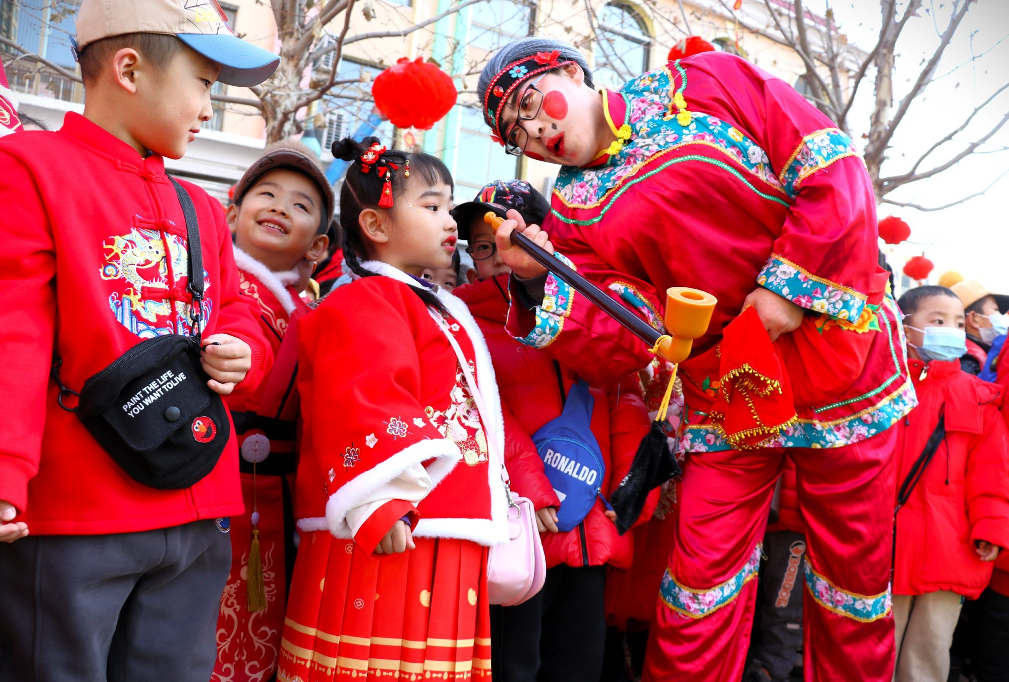 12月29日,在甘肃省平凉市静宁县第一幼儿园,划旱船的演员和孩子们