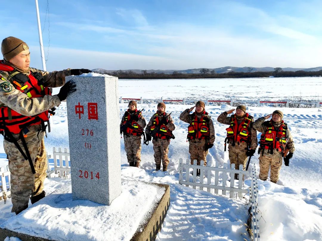 银装素裹,寒风刺骨,看边防官兵踏雪前行!