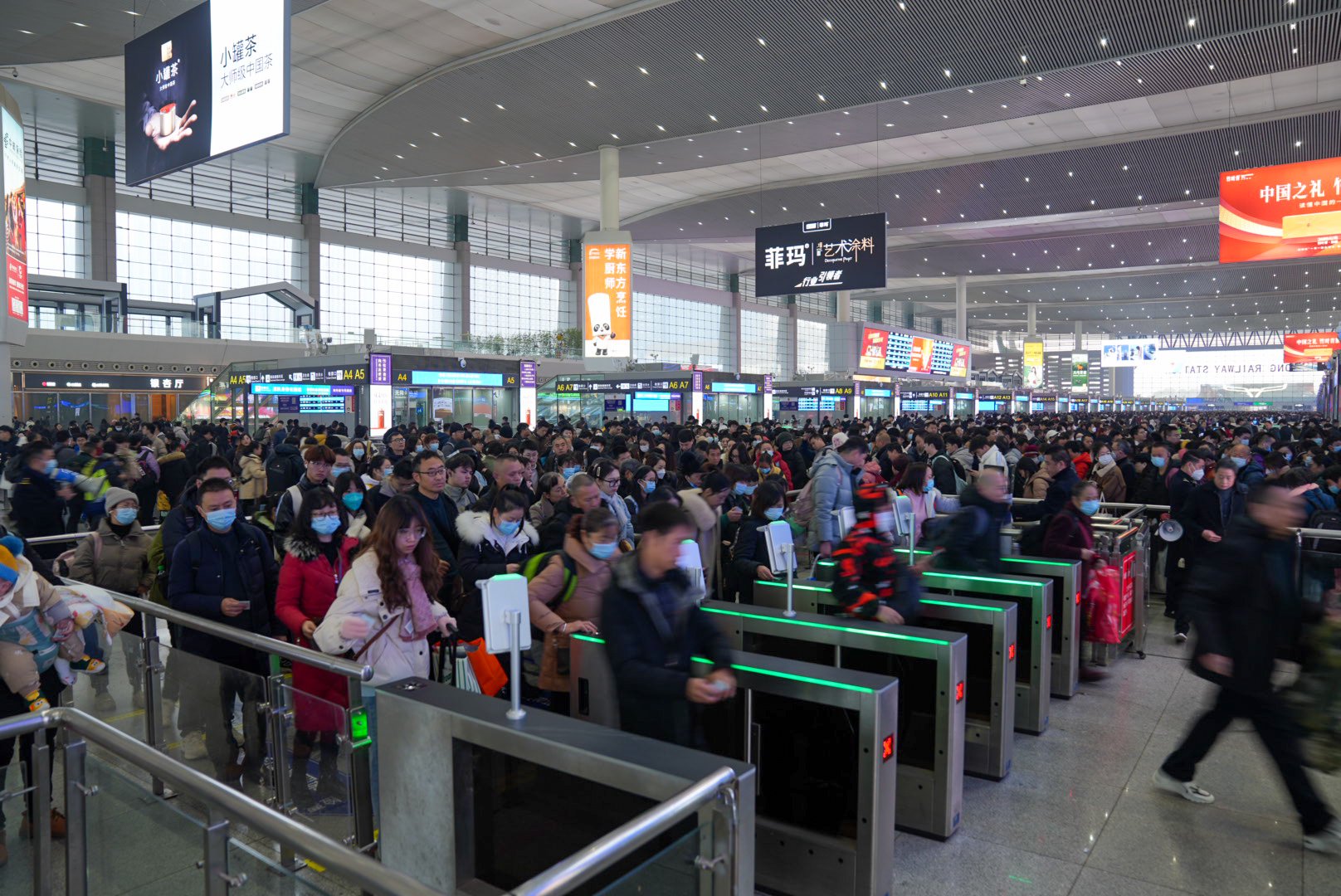 铁路成都东站检票进站的旅客
