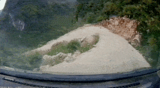 “我去贵州旅游坐车也吓坏了，但司机说他上有老下有小，叫我们相信他的开车技术”