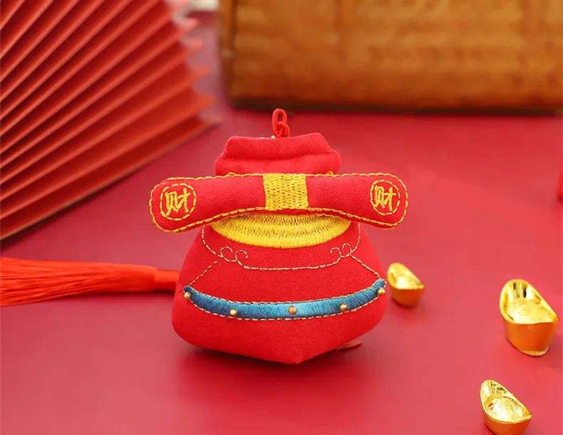 帽翅,威严中又带着一点小可爱;财神爷腰侧佩戴金元宝,寓意招财进宝,摆