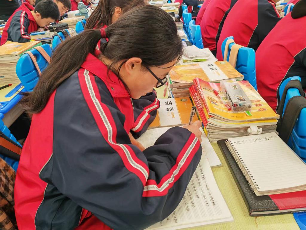 12月29日,转移至临夏州职业技术学校的积石山灾区高三年级学生在上课