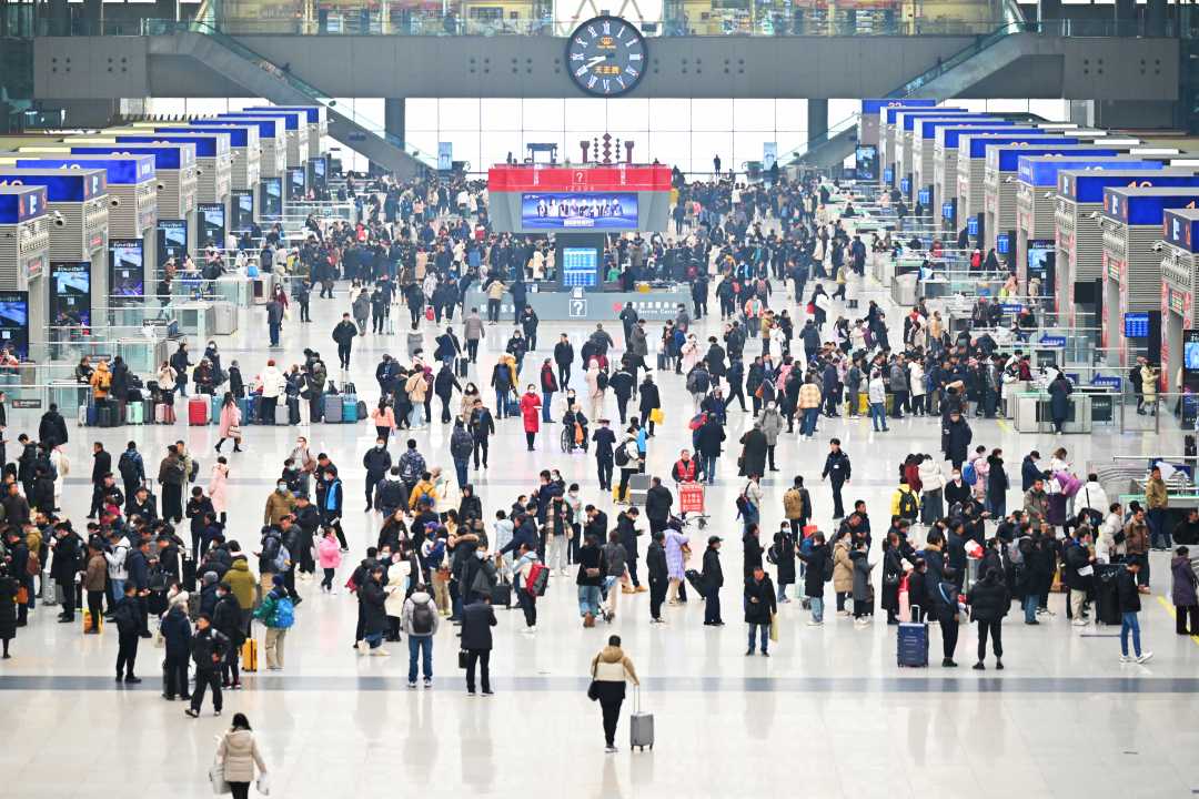 图为元旦假期,郑州东站候车厅,旅客有序出行.王玮摄