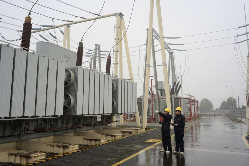 日,国网重庆丰都供电公司员工在220千伏丰都变电站对主变压器进行巡视