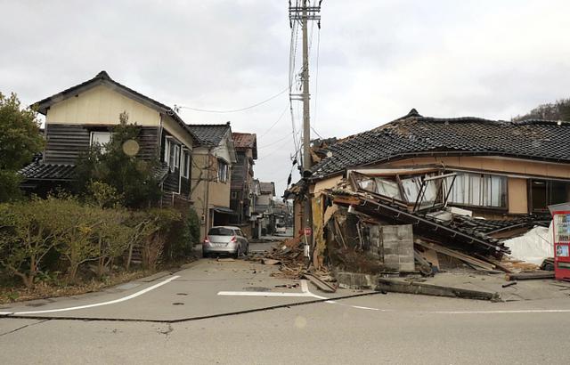 當地時間2024年1月1日，日本石川縣輪島市，地震過後建築物倒塌。圖自視覺中國