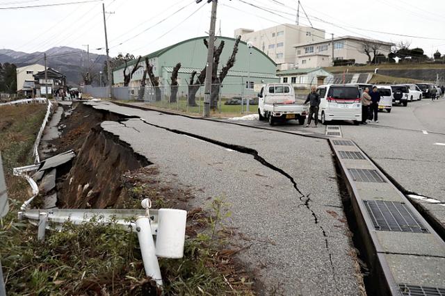 當地時間2024年1月1日，日本石川縣輪島市，當地居民在地震發生後撤離到戶外空地。 圖自視覺中國