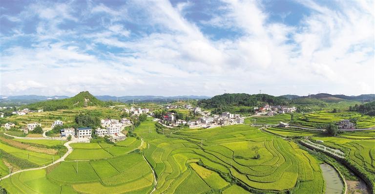 㵲阳河畔玉屏县城,处处展新颜:生产车间如火如荼,产业发展遍地开花