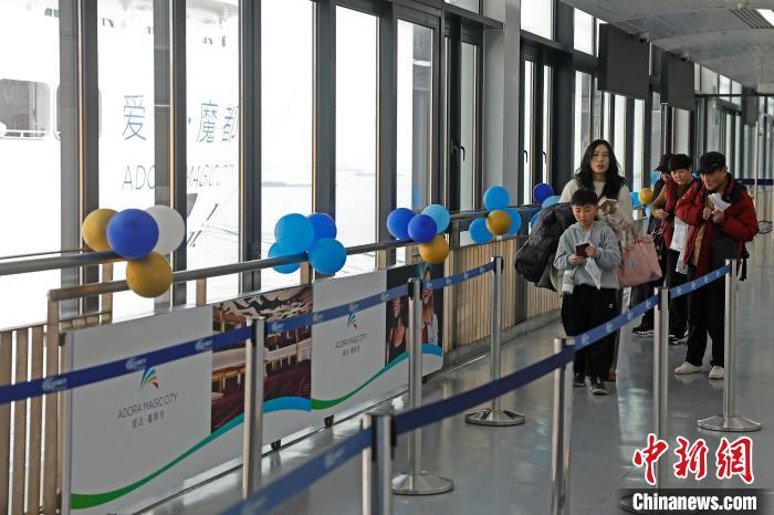 游客在上海吴淞口国际邮轮港有序登轮。中新网记者 殷立勤 摄