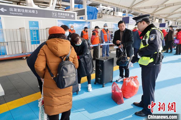 长江航运公安局民警在托运区提醒旅客行李安全保管。中新网记者 殷立勤 摄