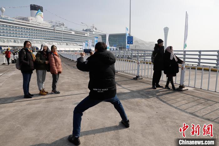 游客在上海吴淞口国际邮轮港合影。中新网记者 殷立勤 摄
