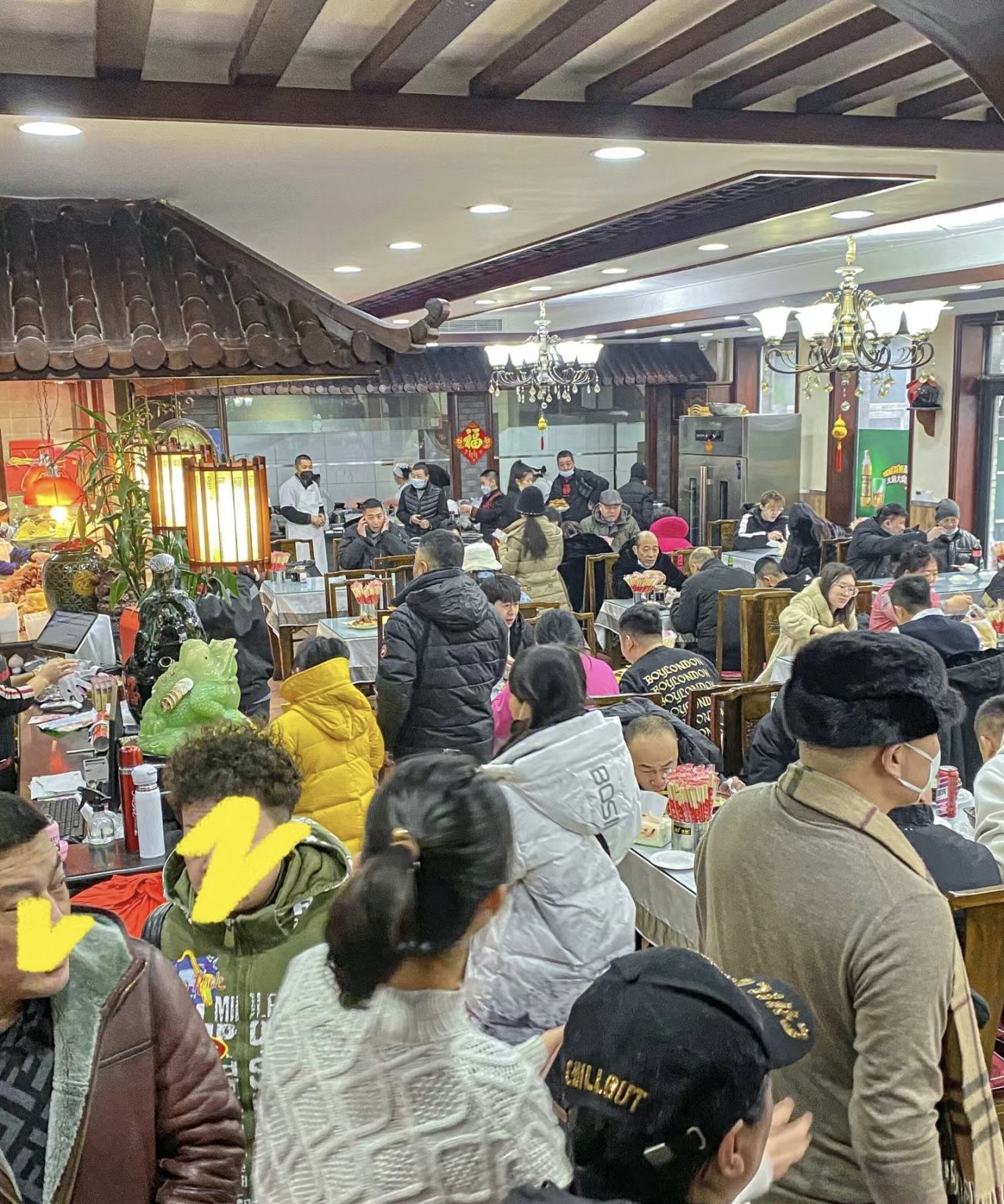跨年夜冰城餐饮有多火爆?饭店工作人员忙到"起飞"