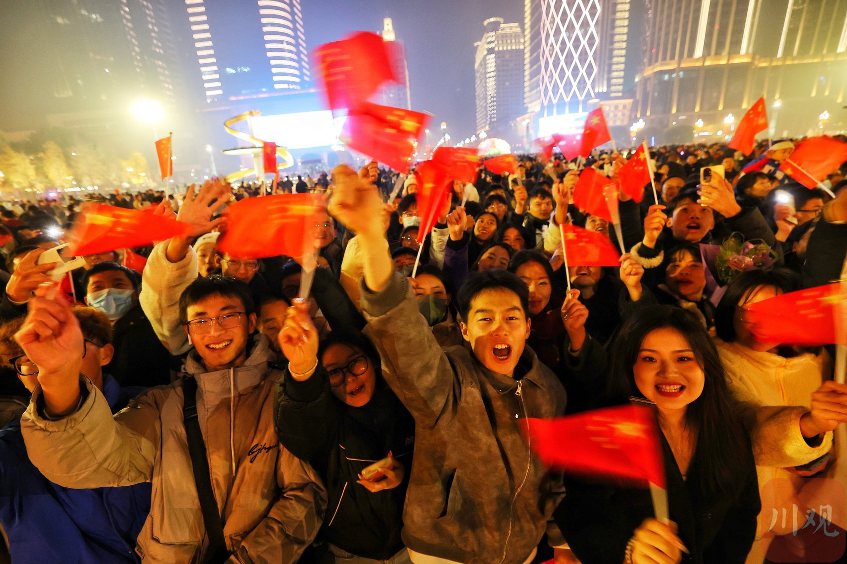 市民挥舞手中的国旗欢呼