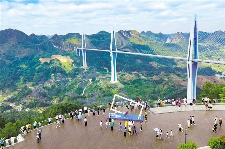 游客在平塘天空之桥景区旅游观光. 贵州日报天眼新闻记者 贾智 摄