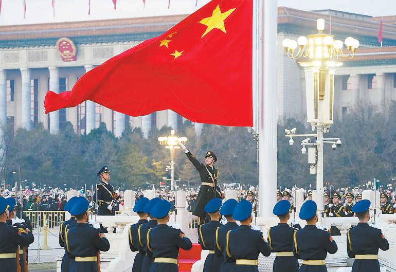 本报记者 方非 摄今晨,市民游客齐聚天安门广场,共同见证五星红旗