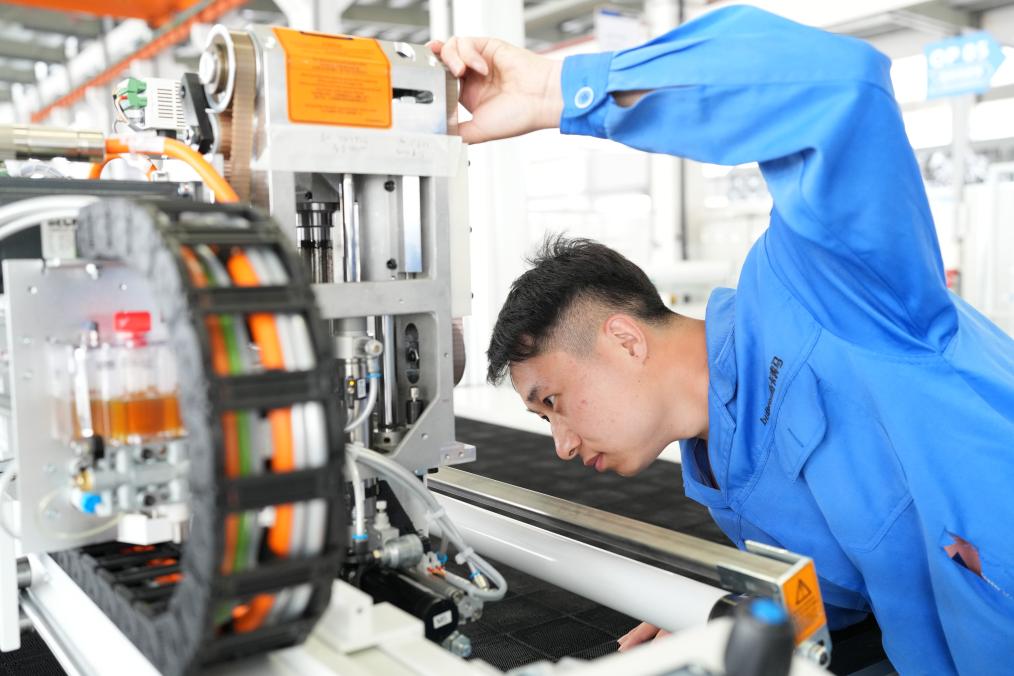 2023年5月18日,在临海拓卡奔马机电科技有限公司,工作人员在裁床