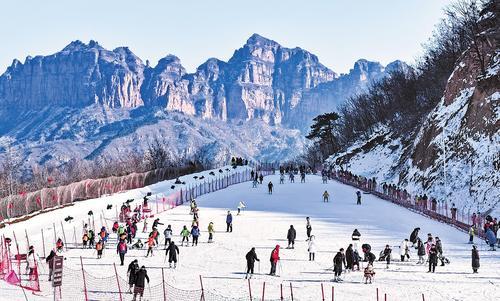 1月1日,游客在武安市七步沟滑雪场滑雪(无人机照片).