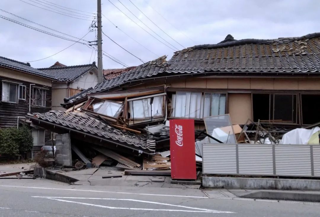 这是1月1日在日本石川县轮岛市河井町拍摄的受损房屋。图片来源：新华社/共同社