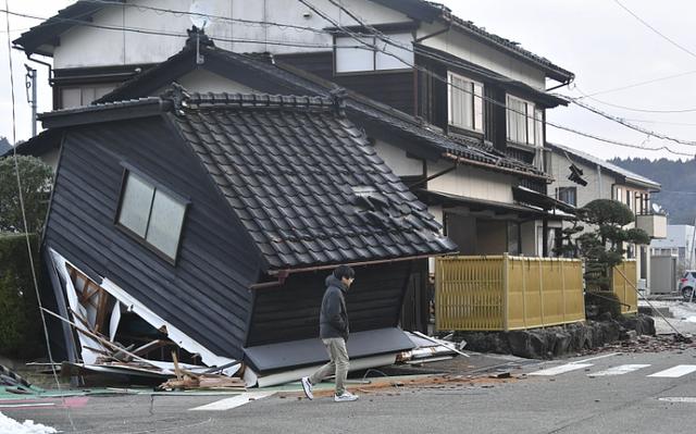 当地时间2024年1月2日，日本石川县，一座建筑物倒塌。图自视觉中国