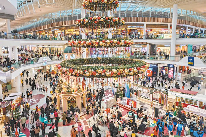 元旦假日,西红门荟聚购物中心里宾客盈门人潮涌动,假日氛围浓厚.