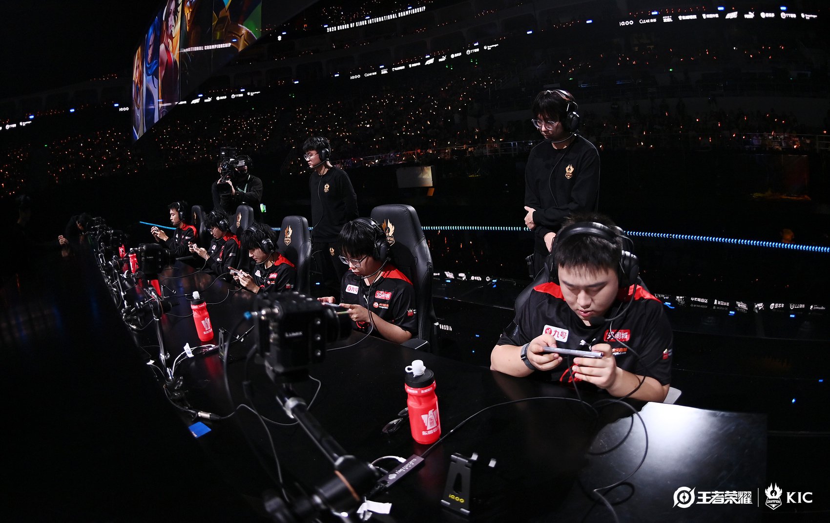 成都ag超玩会队员在2023年王者荣耀世界冠军杯总决赛比赛中