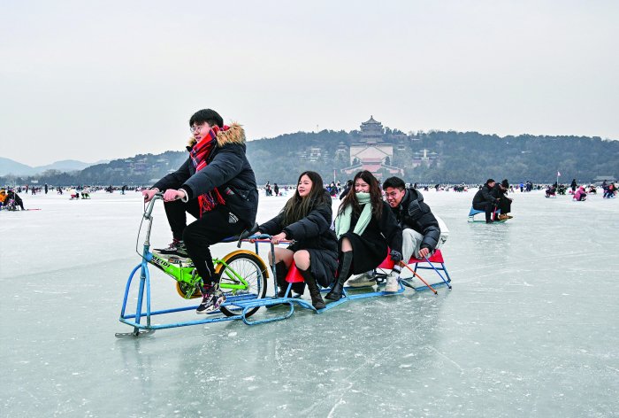 　1月1日，游客在颐和园冰场玩冰车和冰上自行车
