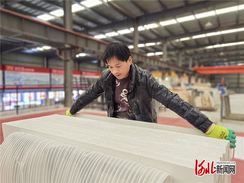 2023年11月30日,香河石材城的工人在搬运石材. 河北日报记者 郝东伟摄