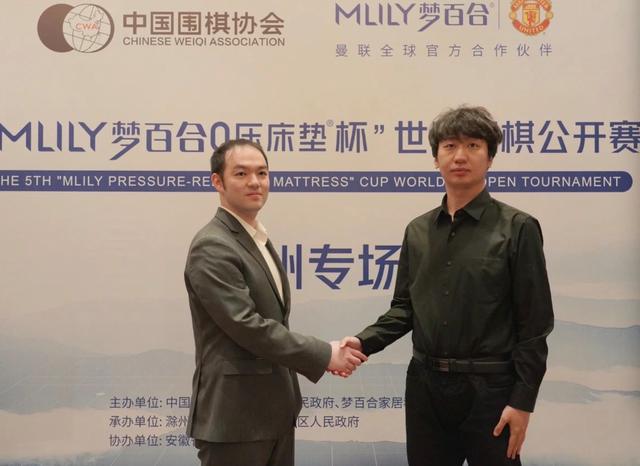 党毅飞（右）将与李轩豪争夺梦百合杯冠军。 中国围棋协会供图